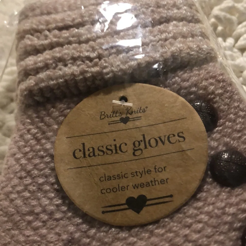 🚨B2G1 New BRITTS KNITS Pale Pink Brown Buttoned Classic Look Gloves